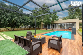 StayVista at Gulposh Retreat with Pool, Lawn & Gazebo